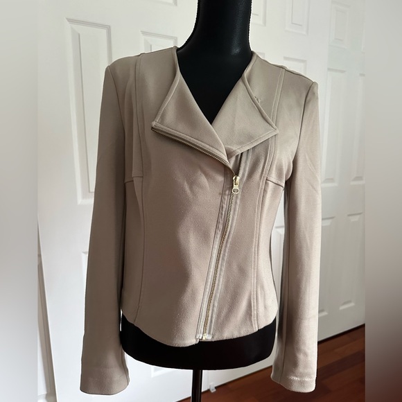 APT light weight jacket. Size M. - Picture 1 of 7